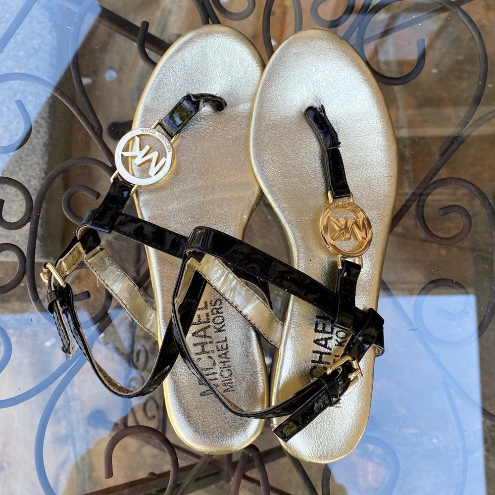 Michael Kors Girls 1 Black Patent Thong Sandals